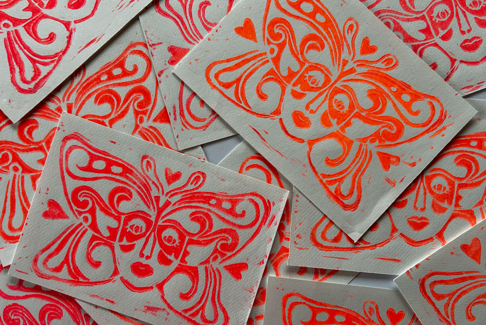 linogravure-femme-papillon-fluo